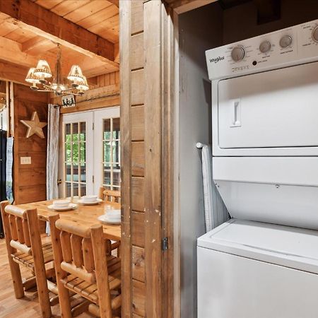 A Charming Cabin, Pool, Firepit, Hot Tub-Jacuzzi Gatlinburg Zewnętrze zdjęcie