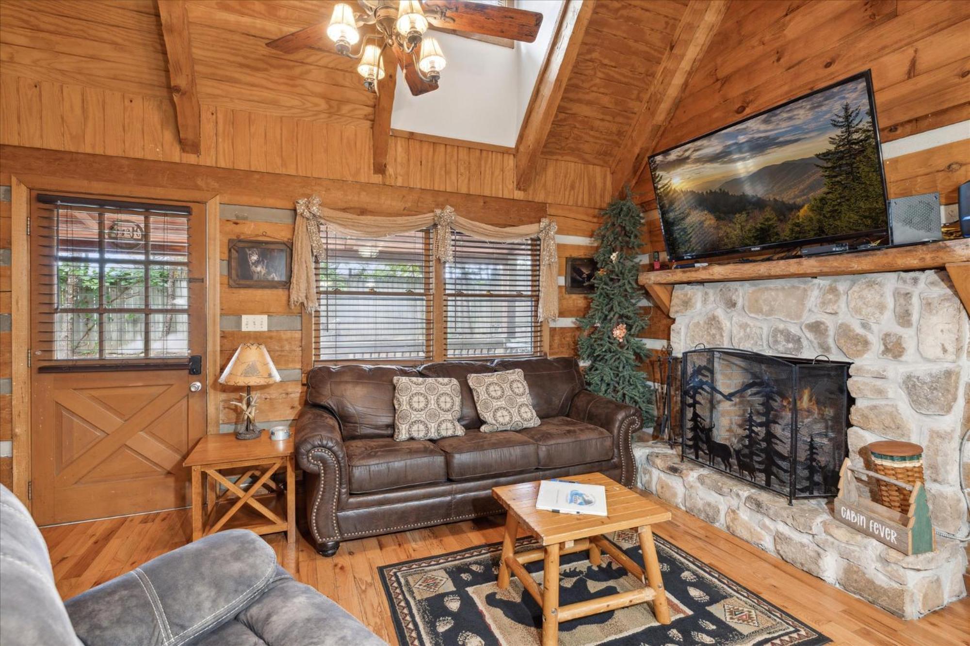 A Charming Cabin, Pool, Firepit, Hot Tub-Jacuzzi Gatlinburg Zewnętrze zdjęcie
